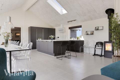 Der große, lichtdurchflutete Aufenthaltsraum im Luxusferienhaus Nr. 403 für 24.