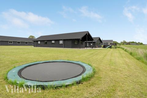 Zu dem attraktiven Ferienhaus Nr. 403 in Lolland/Falster/Mön gehört auch ein tolles Angebot im Außenbereich, z. B. Spieleturm und Schaukeln