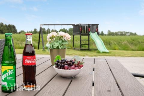 Auf der Terrasse des Ferienhauses Nr. 403 ist Platz für 24 Personen.