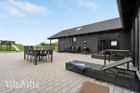 Genießen Sie einen Grillabend auf der Terrasse des Luxusferienhauses Nr. 403 in Lolland/Falster/Mön