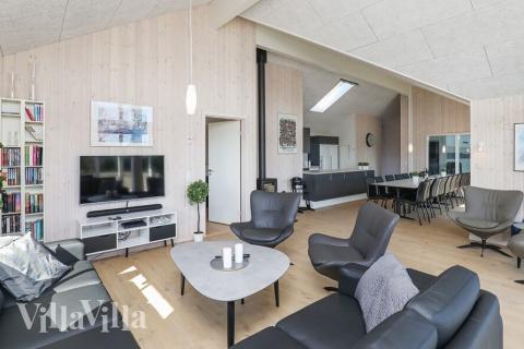 Der Aufenthaltsraum bietet Platz für 20 Personen, wenn ihr das Ferienhaus 413 in Lolland/Falster/Mön besucht.