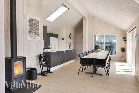 Der große, lichtdurchflutete Aufenthaltsraum im Luxusferienhaus Nr. 413 für 20.