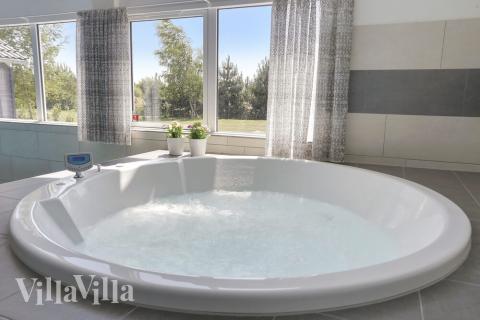 Genießen Sie den warmen Whirlpool im Luxusferienhaus Nr. 413 in Lolland/Falster/Mön