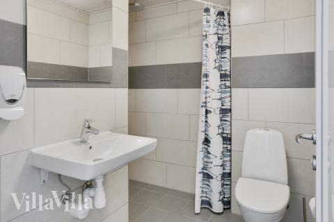 Eines der Badezimmer im Luxusferienhaus Nr. 413