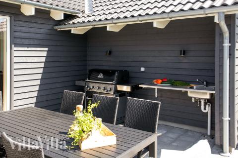 Auf der Terrasse des Ferienhauses Nr. 413 ist Platz für 20 Personen.