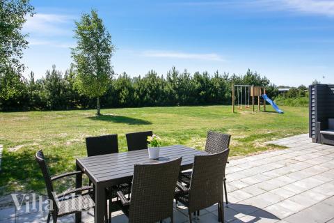 Genießen Sie einen Grillabend auf der Terrasse des Luxusferienhauses Nr. 413 in Lolland/Falster/Mön