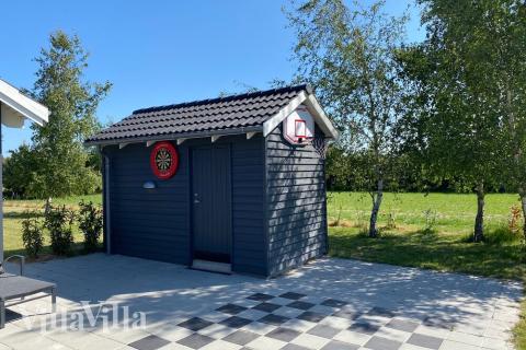 Zu dem attraktiven Ferienhaus Nr. 413 in Lolland/Falster/Mön gehört auch ein tolles Angebot im Außenbereich, z. B. Spieleturm und Schaukeln