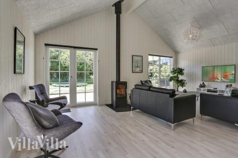 Der große, lichtdurchflutete Aufenthaltsraum im Luxusferienhaus Nr. 419 für 24.