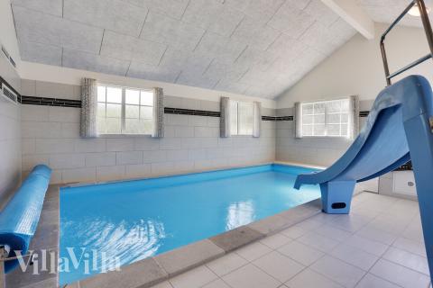 Das Ferienhaus 419 hat einen schicken Poolbereich mit Wasserrutsche, einem geräumigen, eingelassenen Whirlpool und einer Sauna.