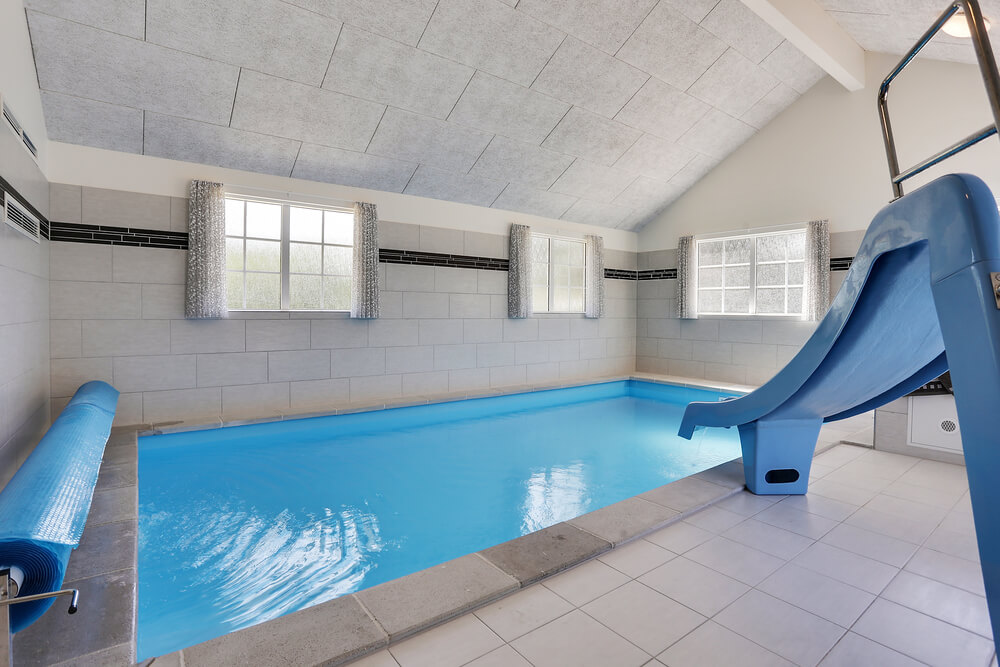 Das Ferienhaus 419 hat einen schicken Poolbereich mit Wasserrutsche, einem geräumigen, eingelassenen Whirlpool und einer Sauna.