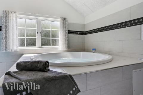 Genießen Sie den warmen Whirlpool im Luxusferienhaus Nr. 419 in Westjütland