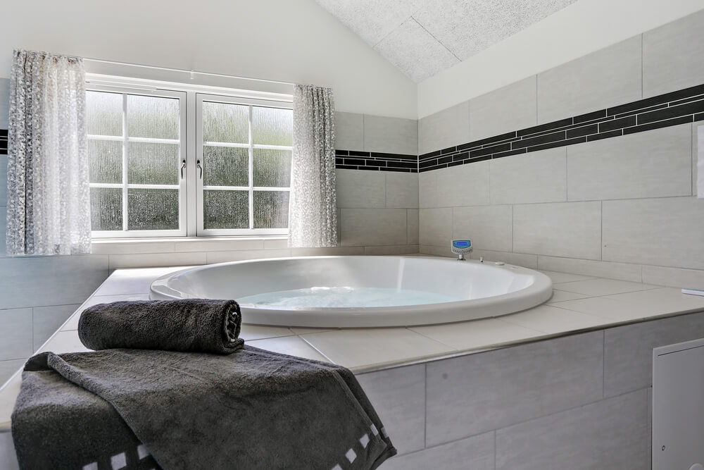 Genießen Sie den warmen Whirlpool im Luxusferienhaus Nr. 419 in Westjütland