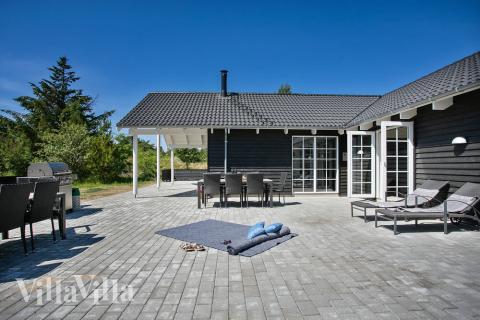 Genießen Sie einen Grillabend auf der Terrasse des Luxusferienhauses Nr. 419 in Westjütland