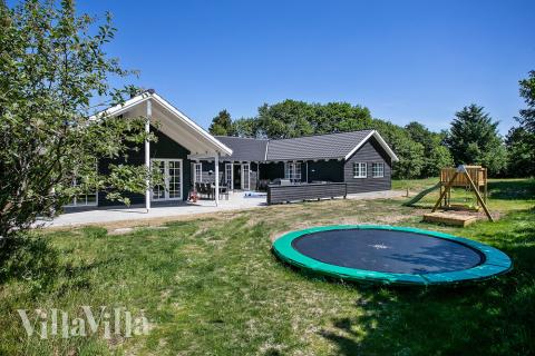 Zu dem attraktiven Ferienhaus Nr. 419 in Westjütland gehört auch ein tolles Angebot im Außenbereich, z. B. Spieleturm und Schaukeln