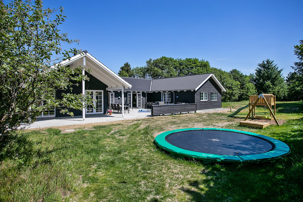 Zu dem attraktiven Ferienhaus Nr. 419 in Westjütland gehört auch ein tolles Angebot im Außenbereich, z. B. Spieleturm und Schaukeln