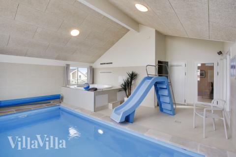 Das Ferienhaus 418 hat einen schicken Poolbereich mit Wasserrutsche, einem geräumigen, eingelassenen Whirlpool und einer Sauna.