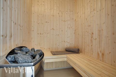 Genießen Sie die heiße Sauna im Luxusferienhaus Nr. 418 für 14 Personen
