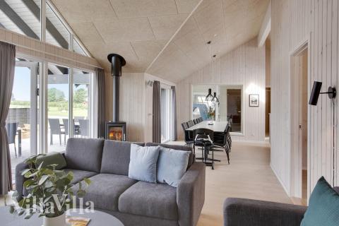 Der große, lichtdurchflutete Aufenthaltsraum im Luxusferienhaus Nr. 418 für 14.