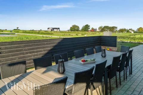 Auf der Terrasse des Ferienhauses Nr. 418 ist Platz für 14 Personen.