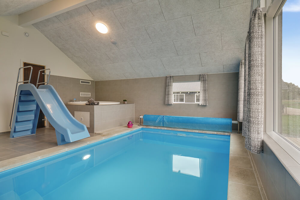Das Ferienhaus 417 hat einen schicken Poolbereich mit Wasserrutsche, einem geräumigen, eingelassenen Whirlpool und einer Sauna.
