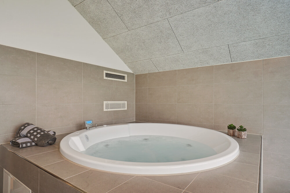 Genießen Sie den warmen Whirlpool im Luxusferienhaus Nr. 417 in Nordseeland