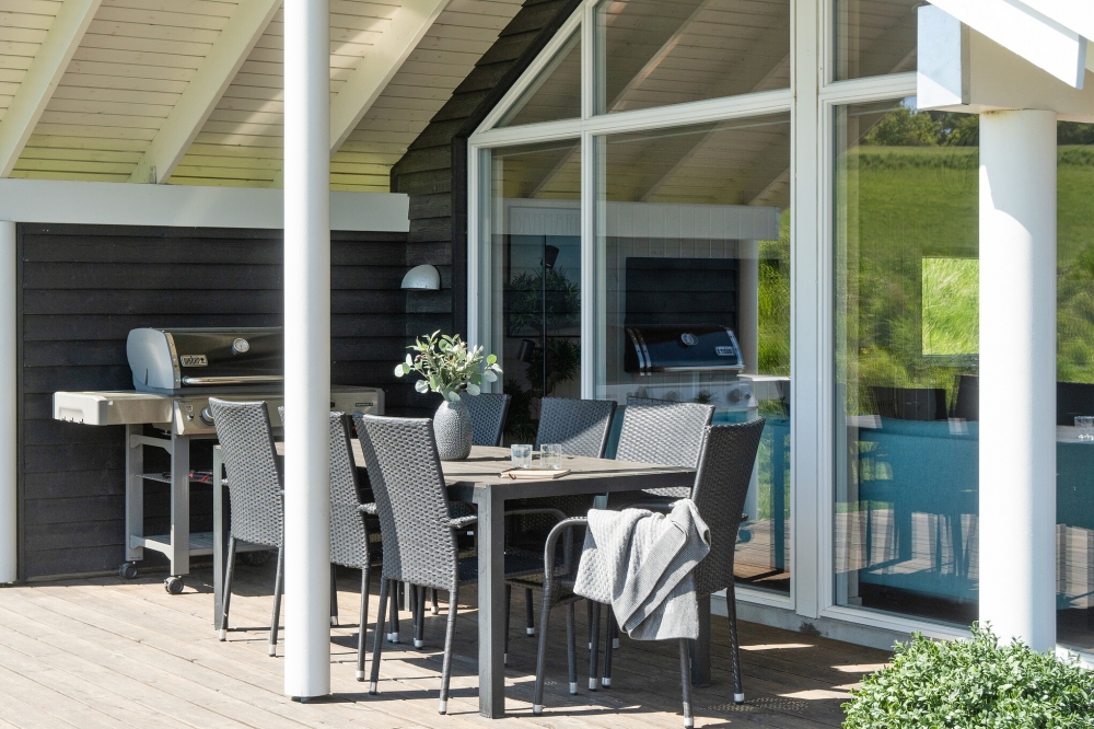 Genießen Sie einen Grillabend auf der Terrasse des Luxusferienhauses Nr. 417 in Nordseeland