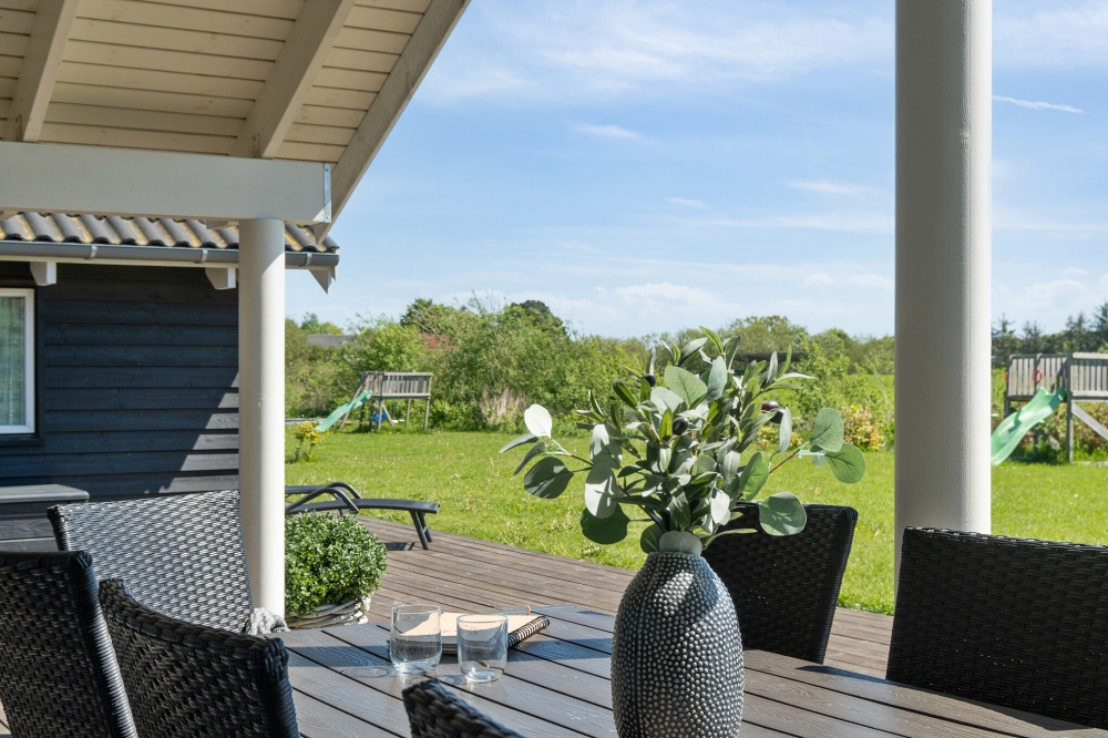 Große Terrasse am Luxusferienhaus Nr. 417 in Nordseeland.