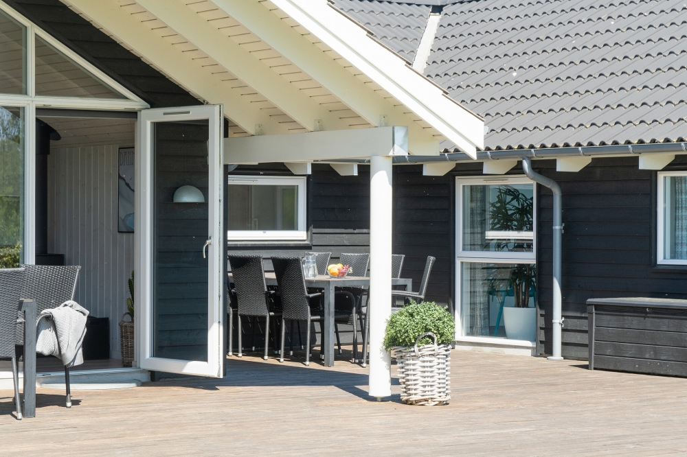 Auf der Terrasse des Ferienhauses Nr. 417 ist Platz für 14 Personen.