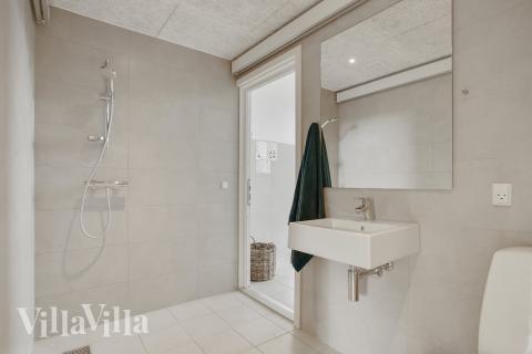 Eines der Badezimmer im Luxusferienhaus Nr. 411