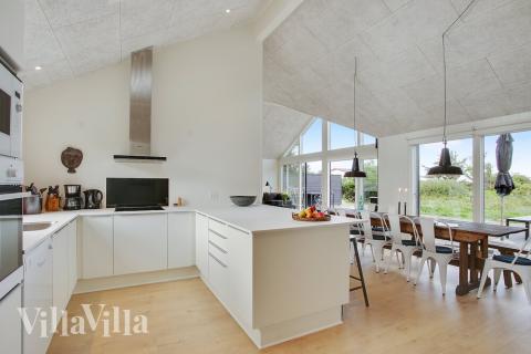 Die Küche in dem Luxusferienhaus Nr. 411 ist so gut ausgestattet, dass man problemlos Mahlzeiten für 14 Personen zubereiten kann.