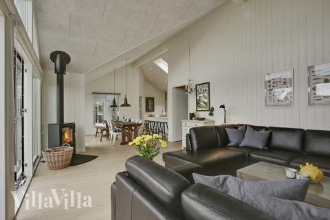 Der große, lichtdurchflutete Aufenthaltsraum im Luxusferienhaus Nr. 411 für 14.