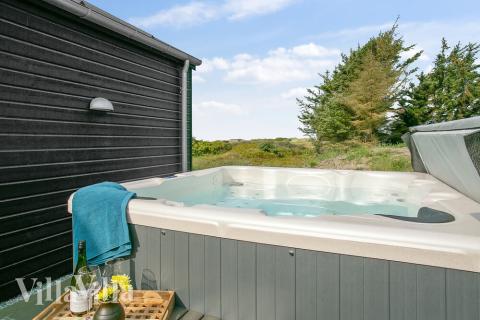 Zu dem attraktiven Ferienhaus Nr. 411 in Nordjütland gehört auch ein tolles Angebot im Außenbereich, z. B. Spieleturm und Schaukeln