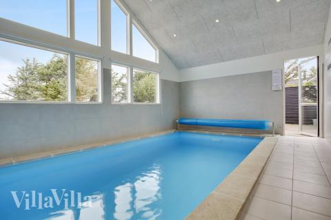 Das Ferienhaus 411 hat einen schicken Poolbereich mit Wasserrutsche, einem geräumigen, eingelassenen Whirlpool und einer Sauna.