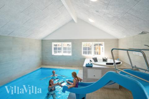 Das Ferienhaus 412 hat einen schicken Poolbereich mit Wasserrutsche, einem geräumigen, eingelassenen Whirlpool und einer Sauna.