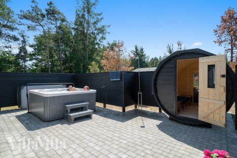 Zu dem attraktiven Ferienhaus Nr. 412 in Westjütland gehört auch ein tolles Angebot im Außenbereich, z. B. Spieleturm und Schaukeln