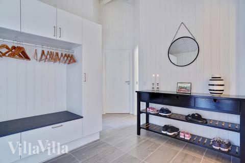 Der geräumige Eingangsbereich im Luxusferienhaus Nr. 412 in Westjütland