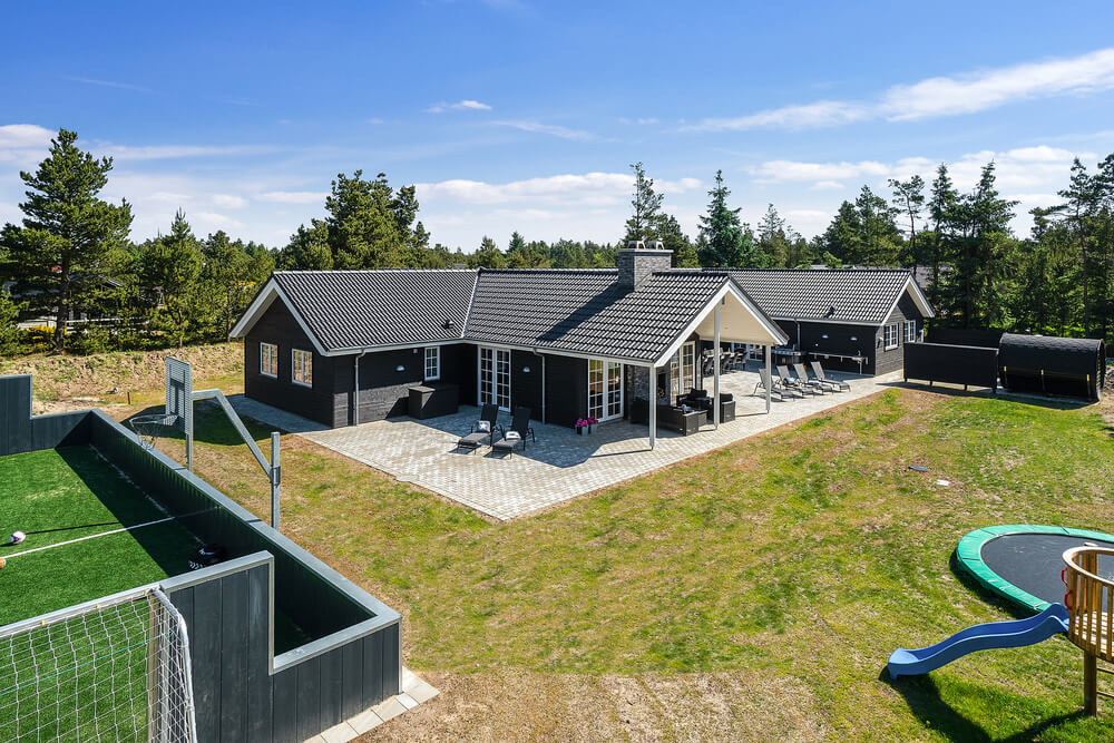 Dieses schöne Poolhaus Nr. 412 mit Platz für 24 Personen liegt in Westjütland