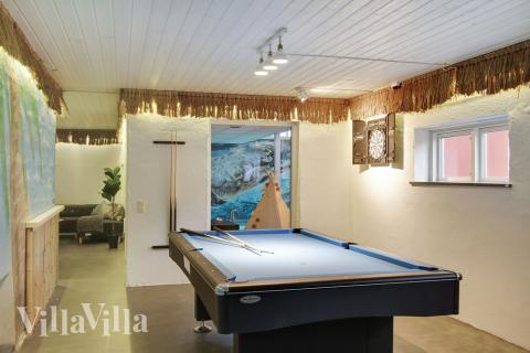 Das Luxusferienhaus 423 für 28 Personen hat einen großen Aktivitätsraum mit u. a. Billard und Darts