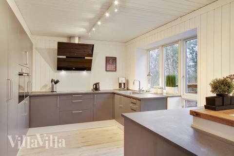 Die Küche in dem Luxusferienhaus Nr. 423 ist so gut ausgestattet, dass man problemlos Mahlzeiten für 28 Personen zubereiten kann.