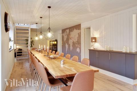 Der große, lichtdurchflutete Aufenthaltsraum im Luxusferienhaus Nr. 423 für 28.