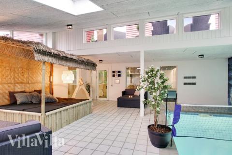 Der schicke Pool im Luxusferienhaus Nr. 423 für 28 Personen