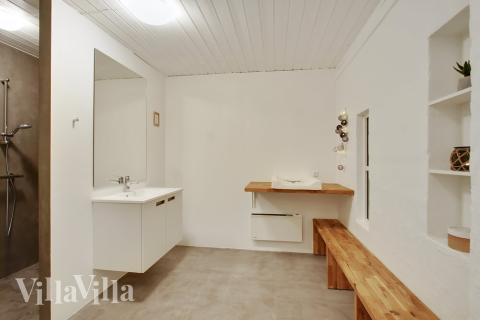 Eines der Badezimmer im Luxusferienhaus Nr. 423