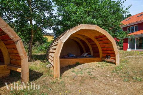 Zu dem attraktiven Ferienhaus Nr. 423 in Ostjütland gehört auch ein tolles Angebot im Außenbereich, z. B. Spieleturm und Schaukeln