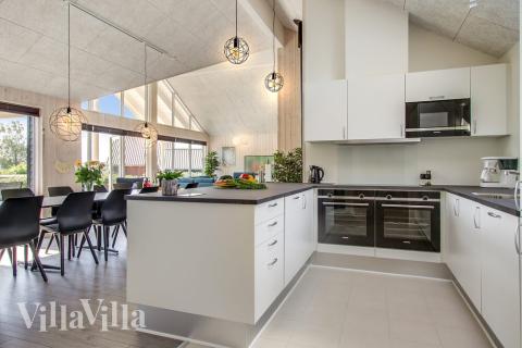 Die Küche in dem Luxusferienhaus Nr. 421 ist so gut ausgestattet, dass man problemlos Mahlzeiten für 16 Personen zubereiten kann.