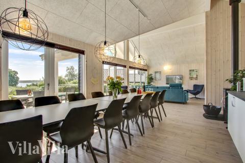 Der große, lichtdurchflutete Aufenthaltsraum im Luxusferienhaus Nr. 421 für 16.