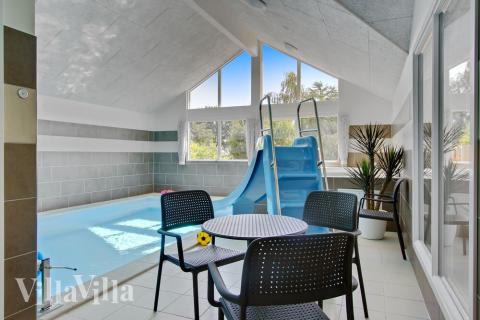 Das Ferienhaus 421 hat einen schicken Poolbereich mit Wasserrutsche, einem geräumigen, eingelassenen Whirlpool und einer Sauna.