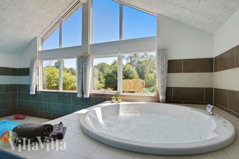 Genießen Sie den warmen Whirlpool im Luxusferienhaus Nr. 421 in Ostjütland