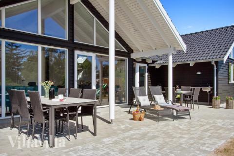 Genießen Sie einen Grillabend auf der Terrasse des Luxusferienhauses Nr. 421 in Ostjütland