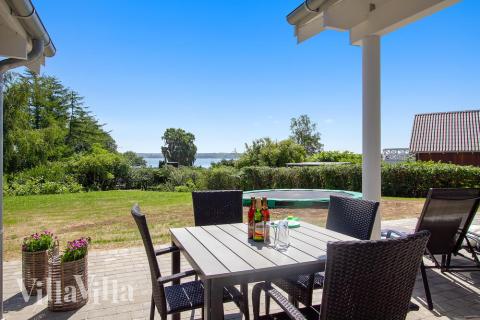 Auf der Terrasse des Ferienhauses Nr. 421 ist Platz für 16 Personen.