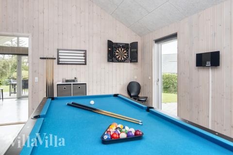 Neben den vielen schönen Stunden, die man im Poolbereich des Hauses verbringen kann, bietet das Luxusferienhaus 421 auch Spielevergnügen bei Billard/Tischtennis und Darts
